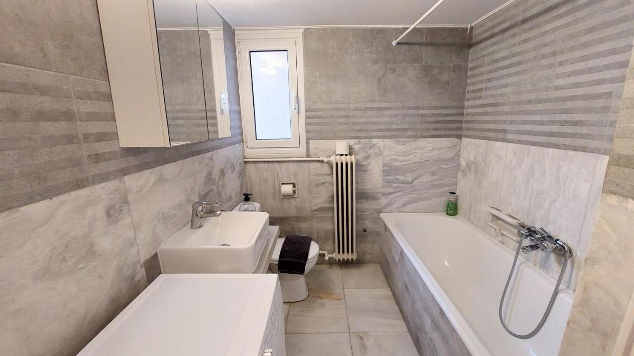 Grand Apartment In Parliament Square Atenas Exterior foto