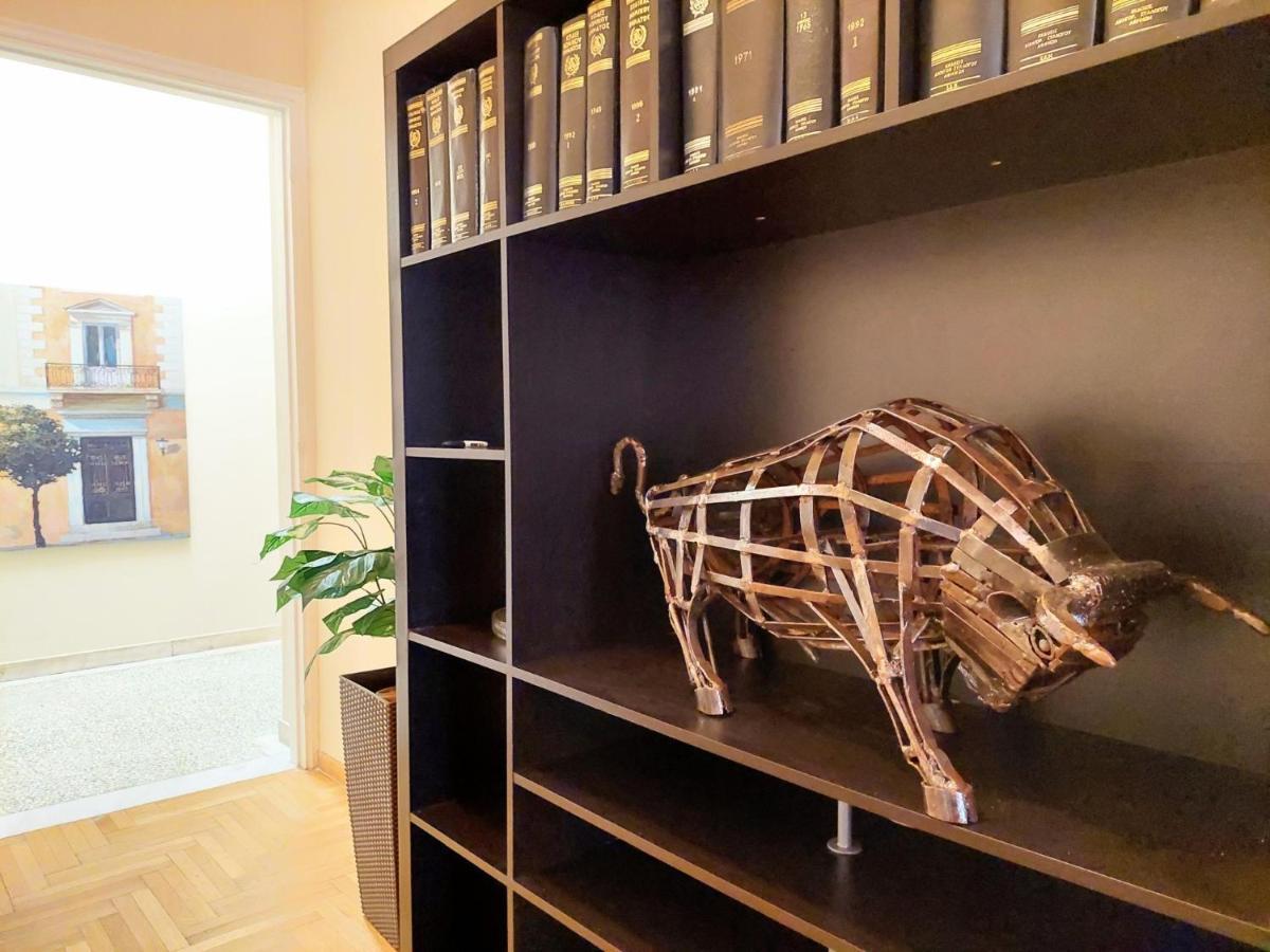 Grand Apartment In Parliament Square Atenas Exterior foto