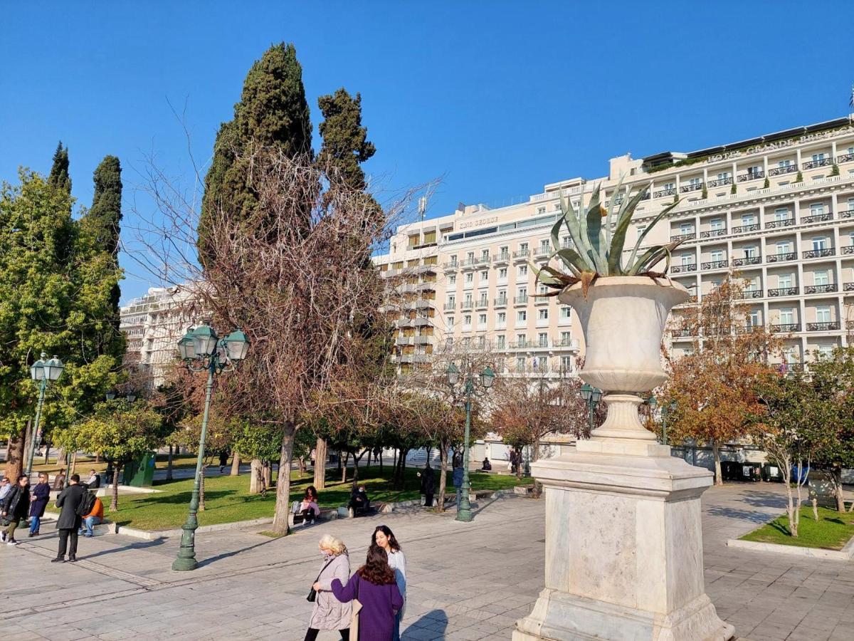 Grand Apartment In Parliament Square Atenas Exterior foto